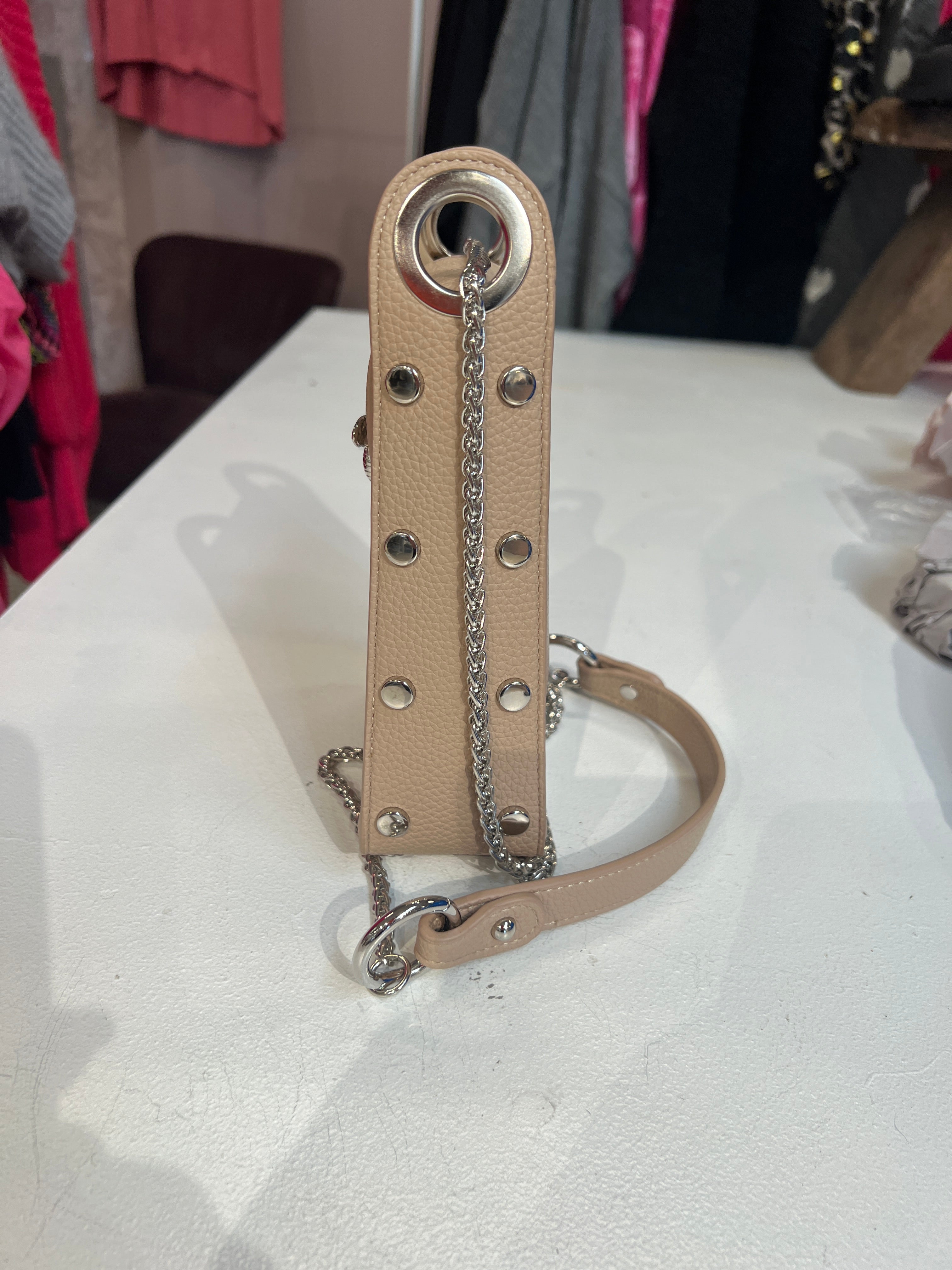 Layla - Cool lille taske med sølv kæde og bi-lukning